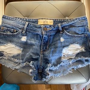 Low rise ripped denim shorts